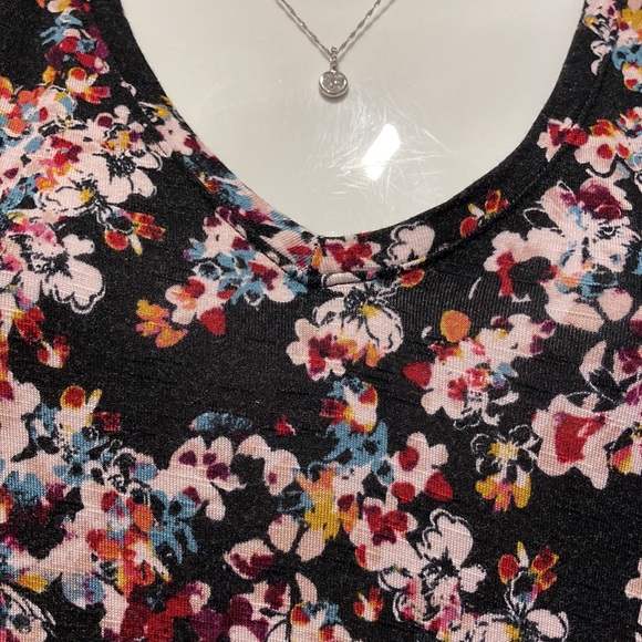 Maurices 24/7 - Sleeveless Black Floral V-Neck Curved Split Hem Tank Top - Sz S. - Picture 3 of 11